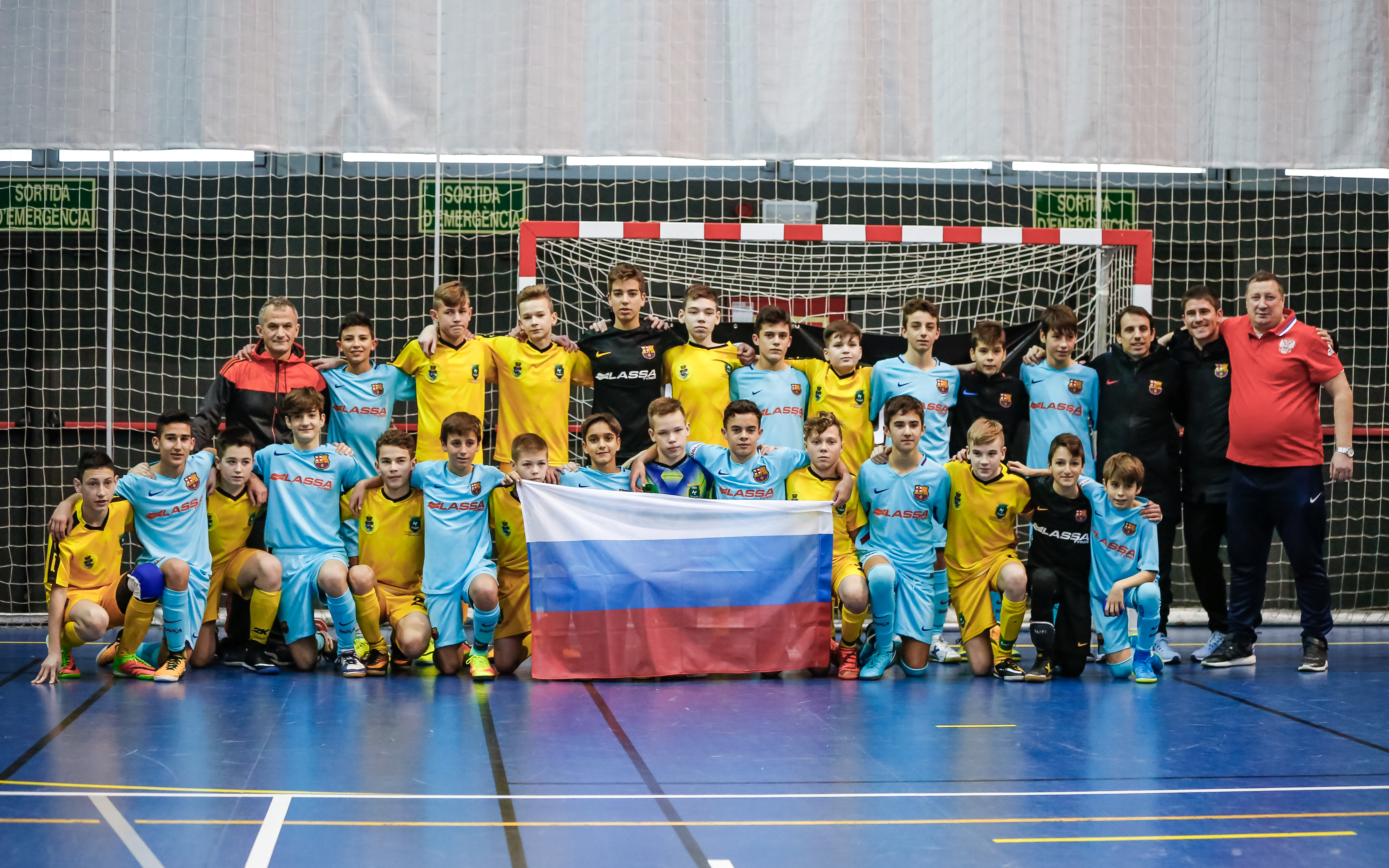 Dina Moscow & FC Barcelona take a photo together at World Futsal Cup